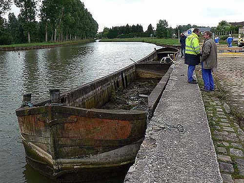 La flûte a été remorquée jusqu'au port de Mareuil-sur-Ourcq
